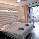 Port Royal Apartments, Heated Pool, Speed Wifi, Terrace