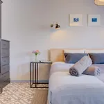 Modern, Bright And Welcoming Oceanfront Apartment