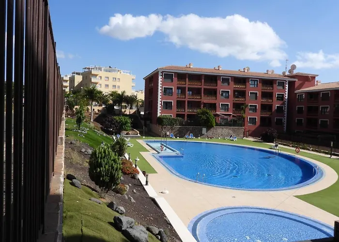 Luminoso Y Elegante, Piscinas Y Pistas De Padel