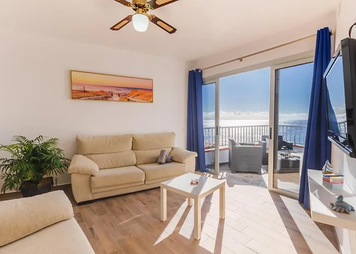 Family Home With Stunning Sea Views!