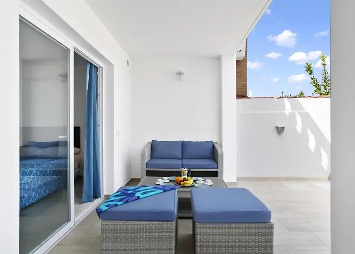 Golden Holidays, Heated Pool, Air Con, Internet, Parking