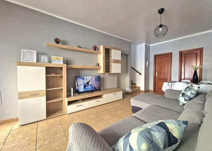 Spacious Independent Chalet Next The Airport - Sea