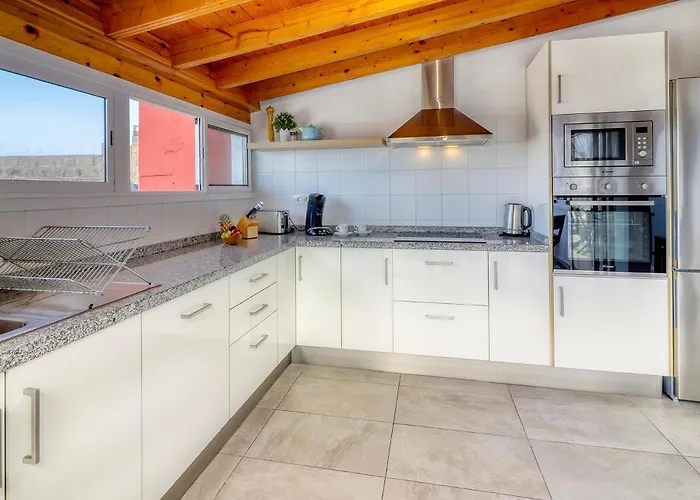 Big Terraced House, 100M To The Beach, With Bbq And Sea View