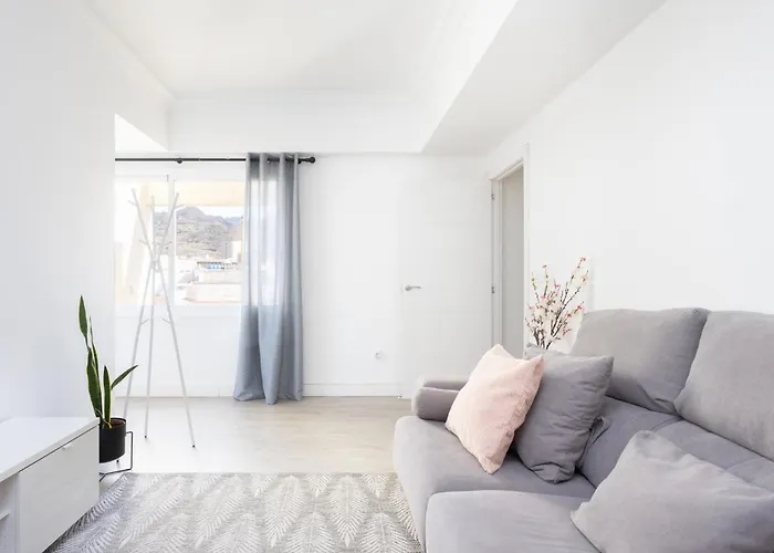 Home2Book Stylish & Bright Apt, Santa Cruz Center
