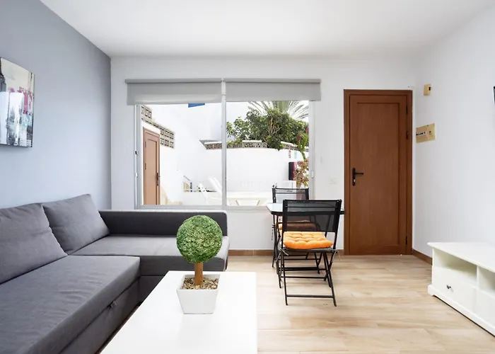Black Tip Apartment With Terrace