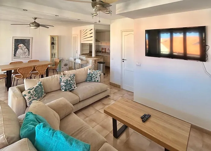 Very Spacious 2 Bed Apt In Castle Harbour C203