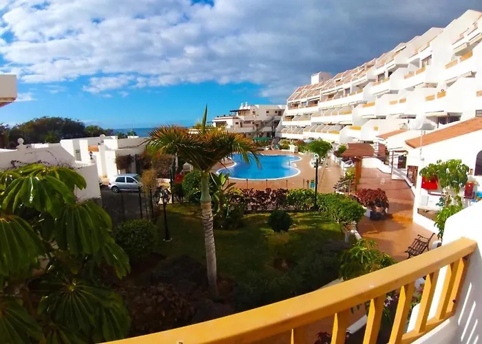 Appartamento Primo Piano Con Vista Piscina E Parziale Vista Mare