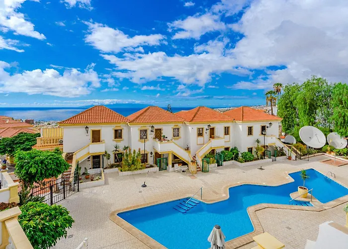 Stylish Design W Ocean & Pool View, King Size Bed, Wifi,2 Smart Tv, Street Parking, 2 Pools Access