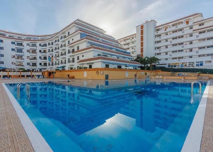 Seguro Spacious Apartment With Roomy Terrace