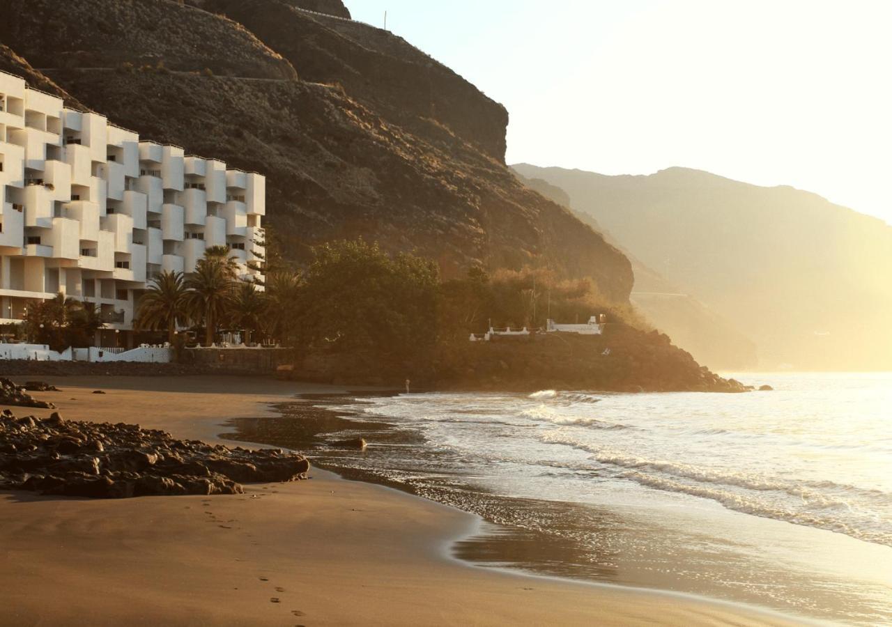 Hideaway With Modernist Design