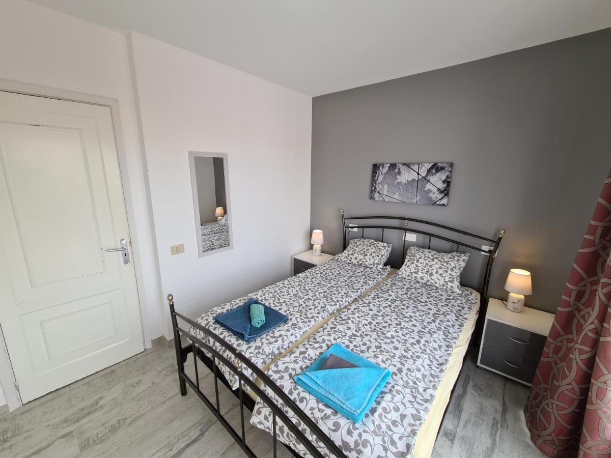 Apartamento Duplex Penthouse Puerto Colón Only 5 Min. To The Beach, 2 Terraces, Pool, Wifi, Dishwasher