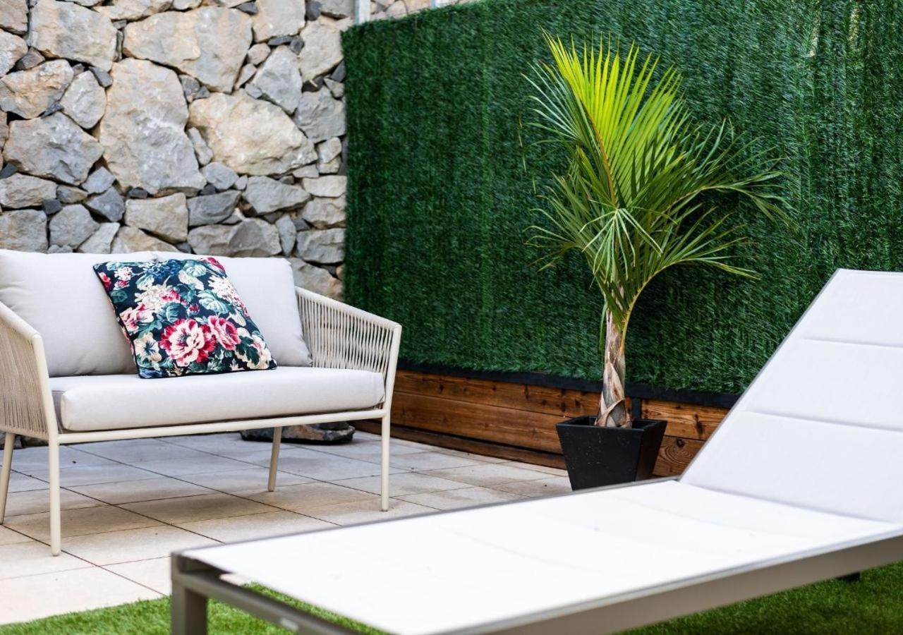 Family House With Patio And Communal Pool Hébergement de vacances *