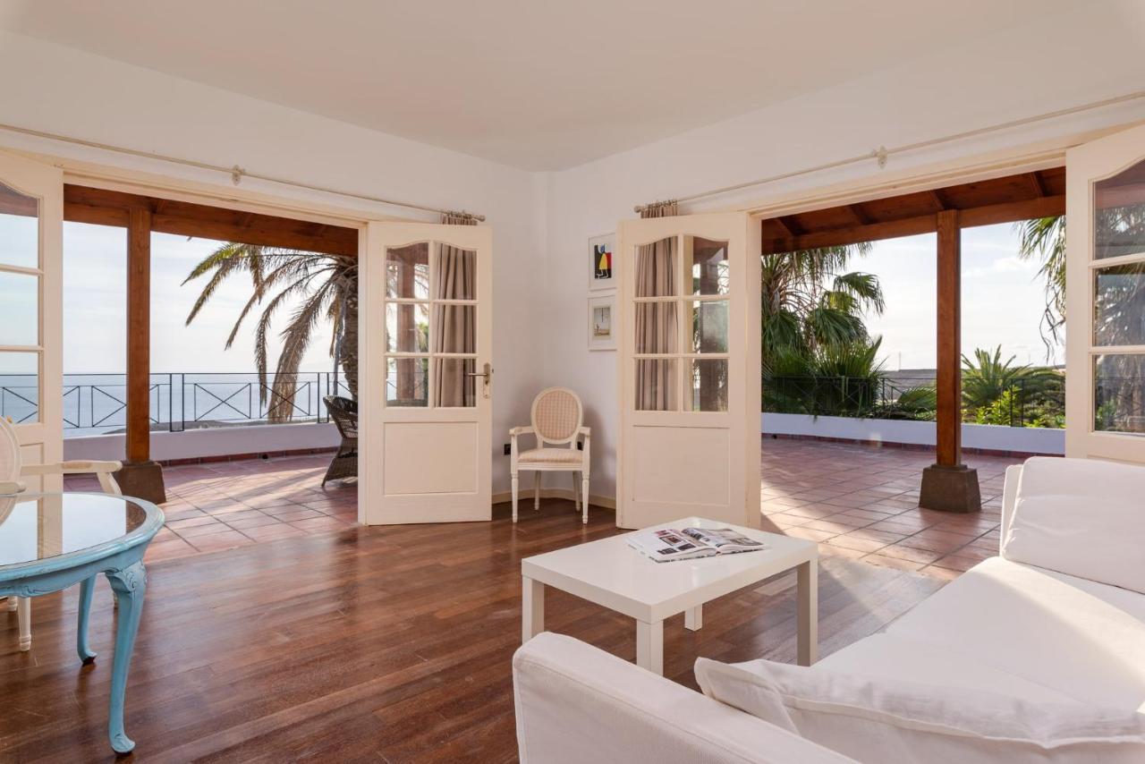 Spacious, Well Appointed, In A Wonderful Raised Location And Stunning Sea Views Villa