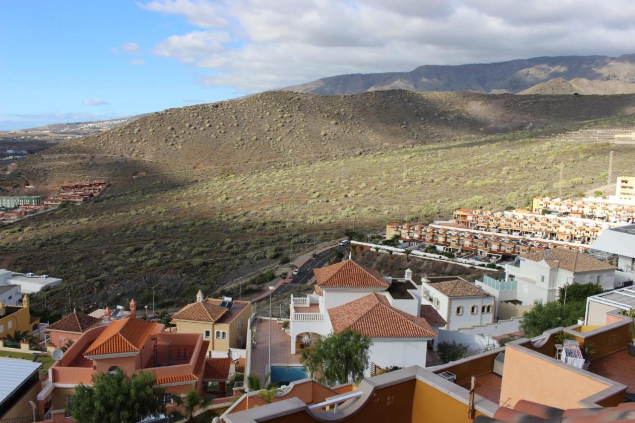 With A Serene Ocean And Mountain View Apartamento