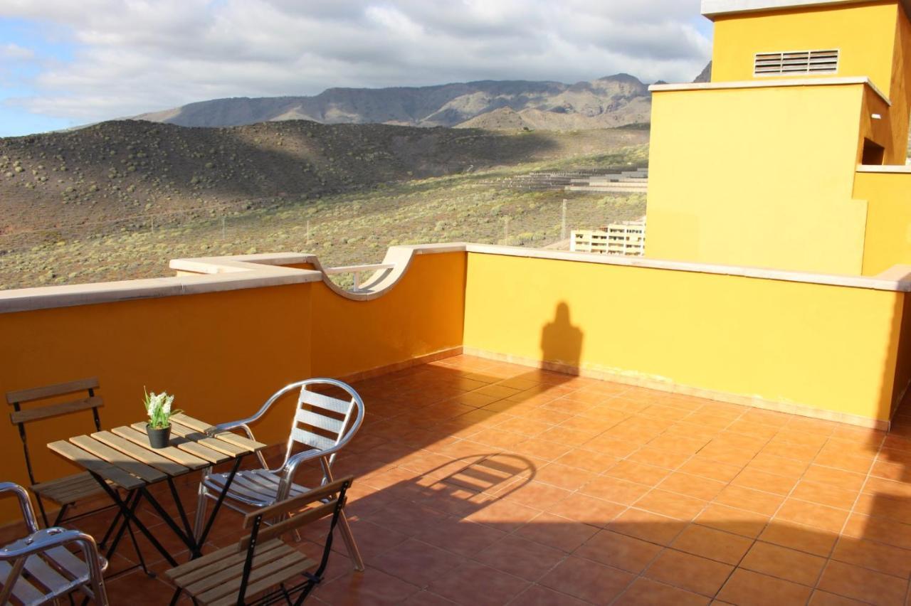 With A Serene Ocean And Mountain View Apartamento
