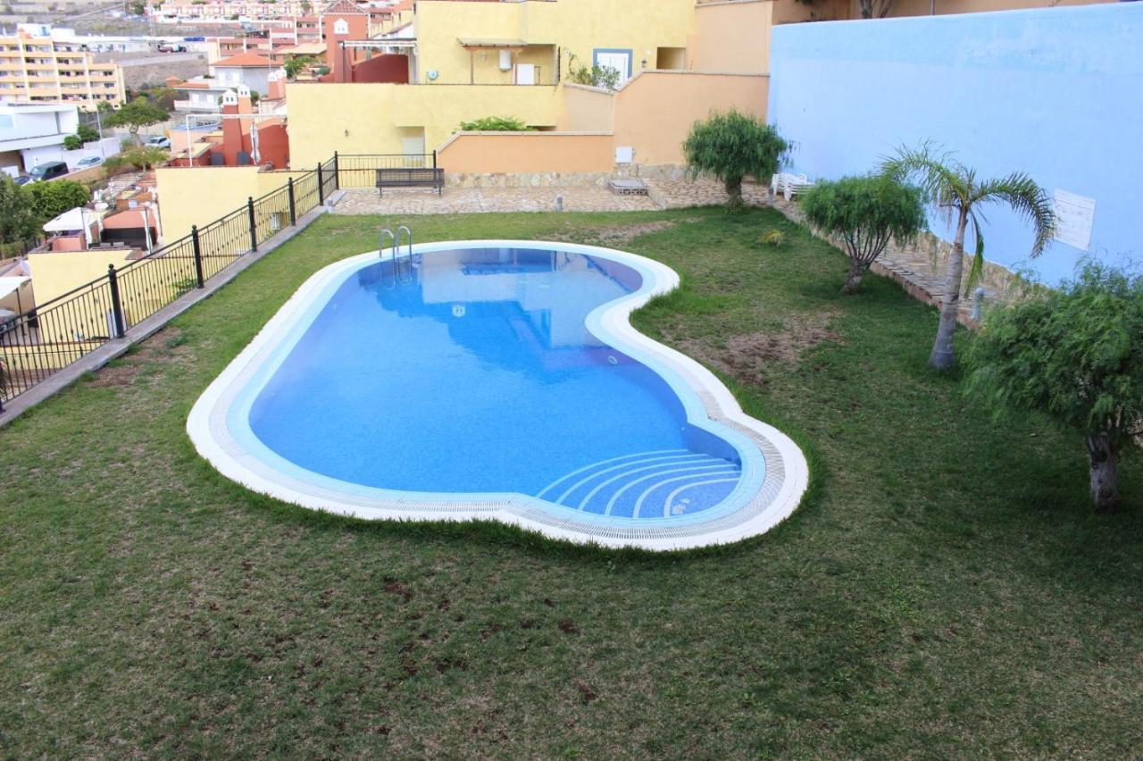 Apartamento With A Serene Ocean And Mountain View