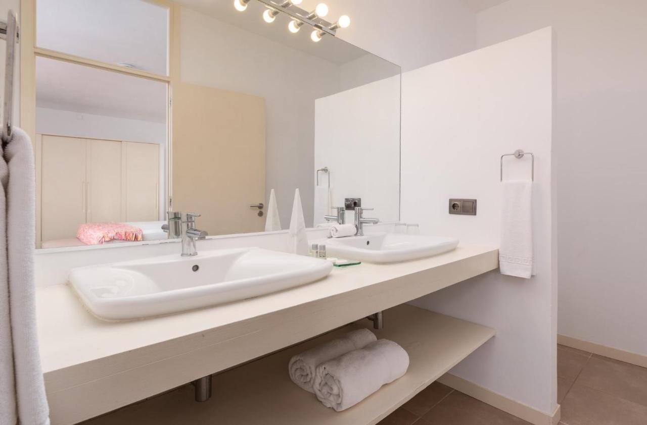 Spacious, Well Appointed, In A Wonderful Raised Location And Stunning Sea Views *