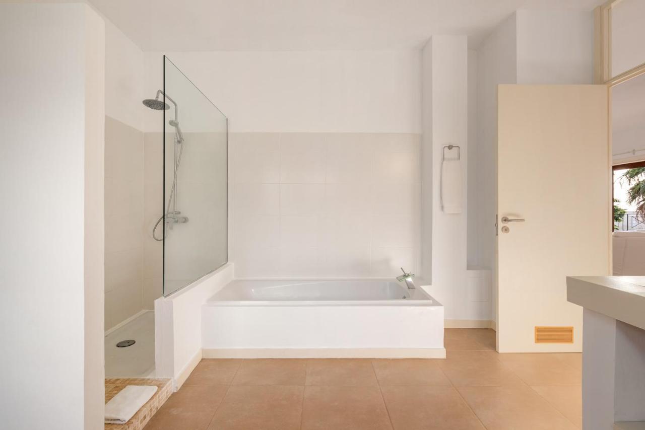 Spacious, Well Appointed, In A Wonderful Raised Location And Stunning Sea Views