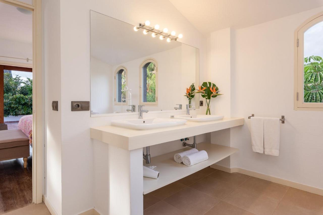 Villa Spacious, Well Appointed, In A Wonderful Raised Location And Stunning Sea Views *