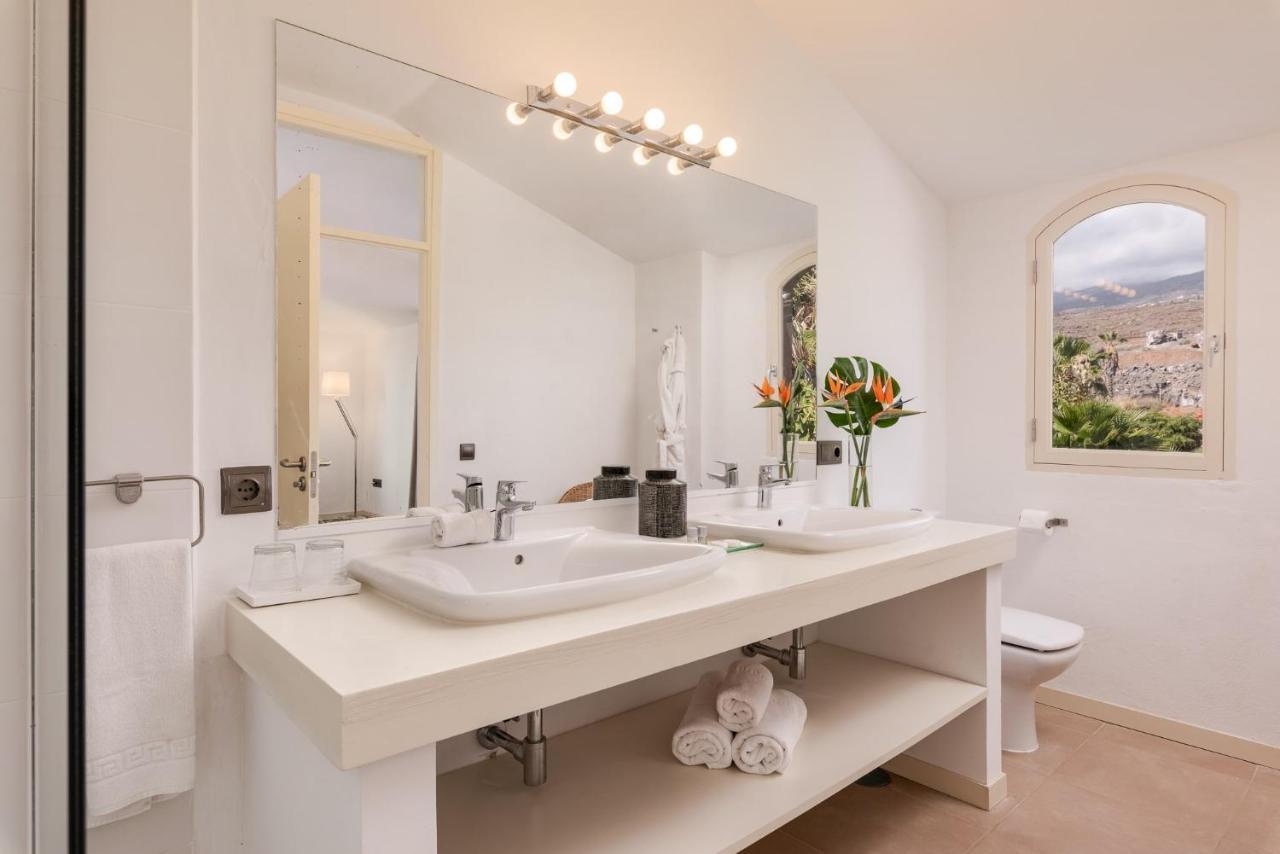Spacious, Well Appointed, In A Wonderful Raised Location And Stunning Sea Views Villa *