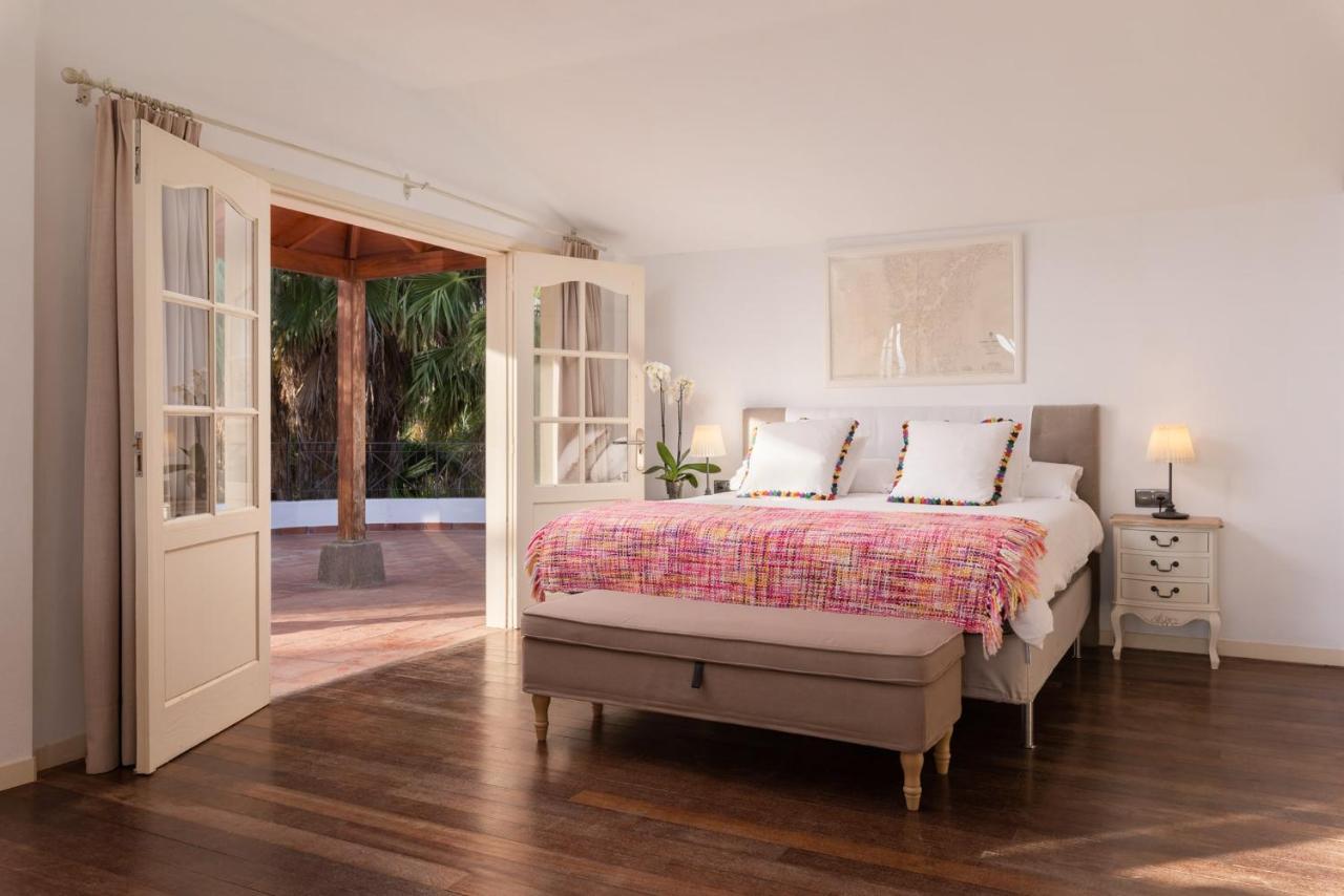 Spacious, Well Appointed, In A Wonderful Raised Location And Stunning Sea Views Villa