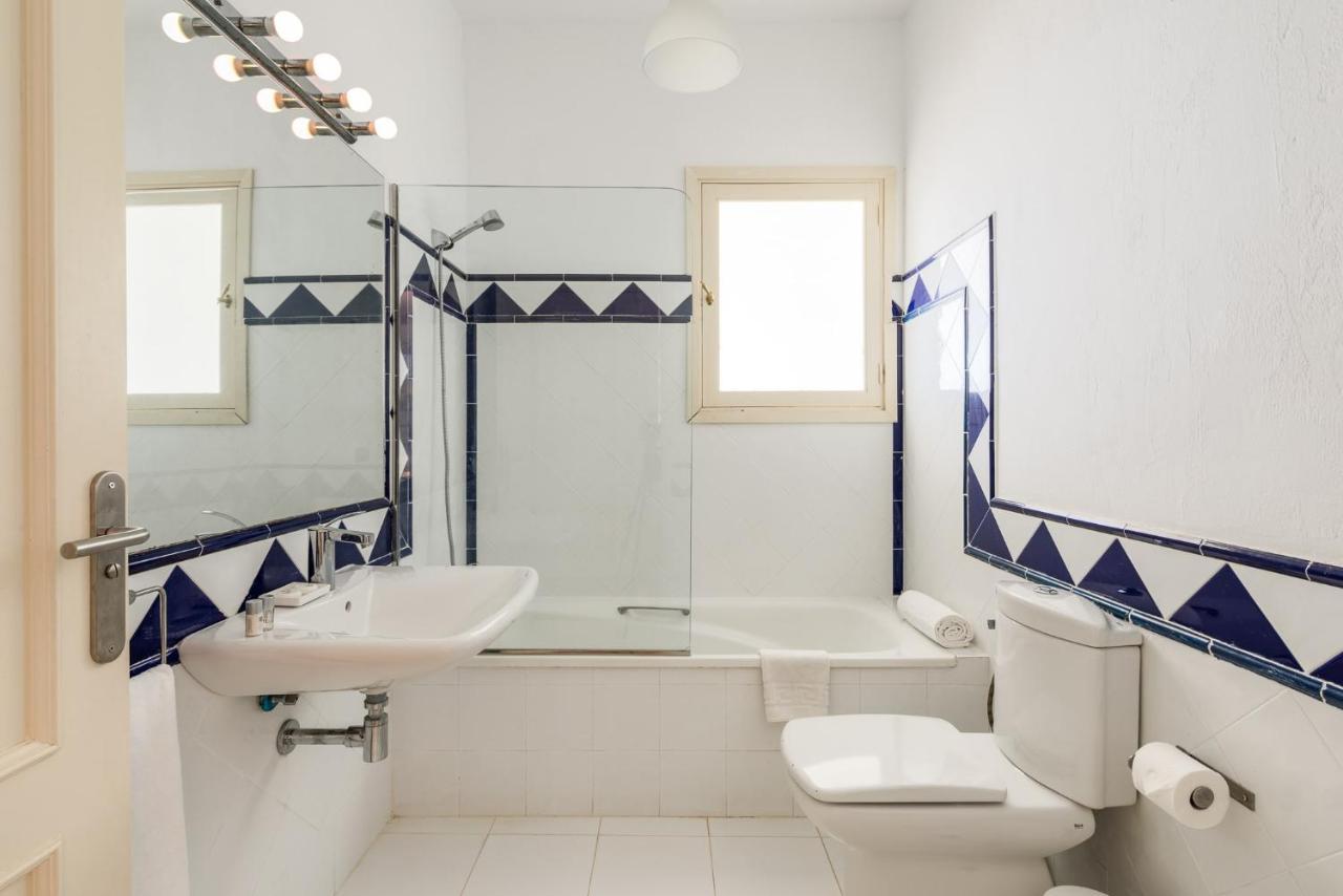 Spacious, Well Appointed, In A Wonderful Raised Location And Stunning Sea Views Villa *