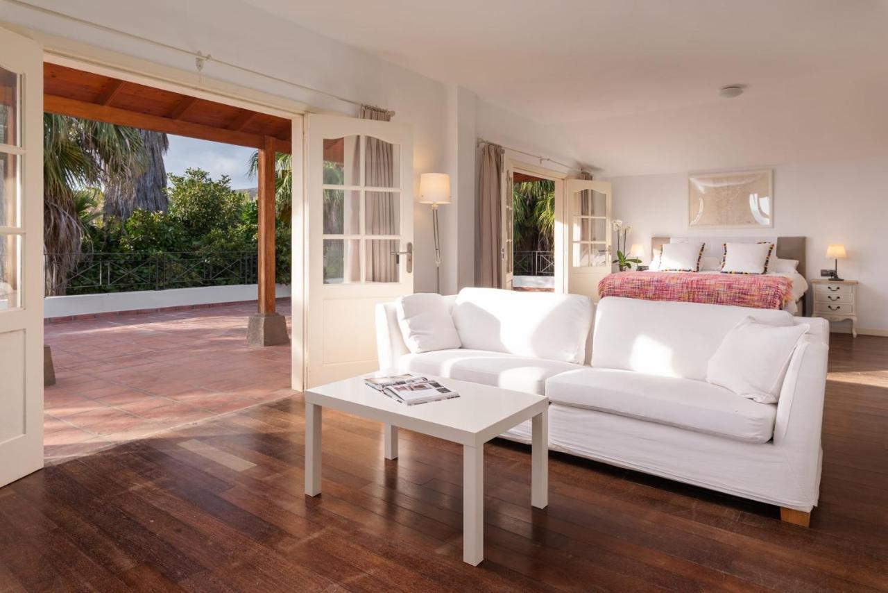 Villa Spacious, Well Appointed, In A Wonderful Raised Location And Stunning Sea Views *