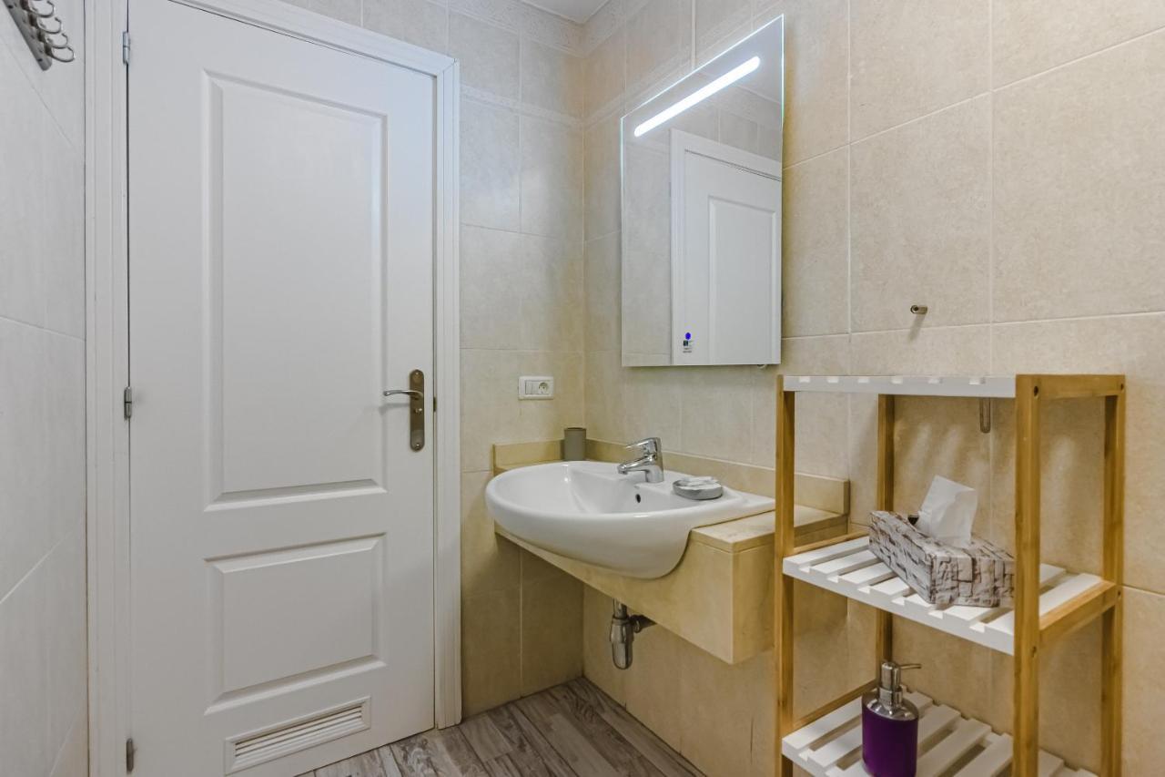 Apartment Cozy In El Duque By Altamarhomes