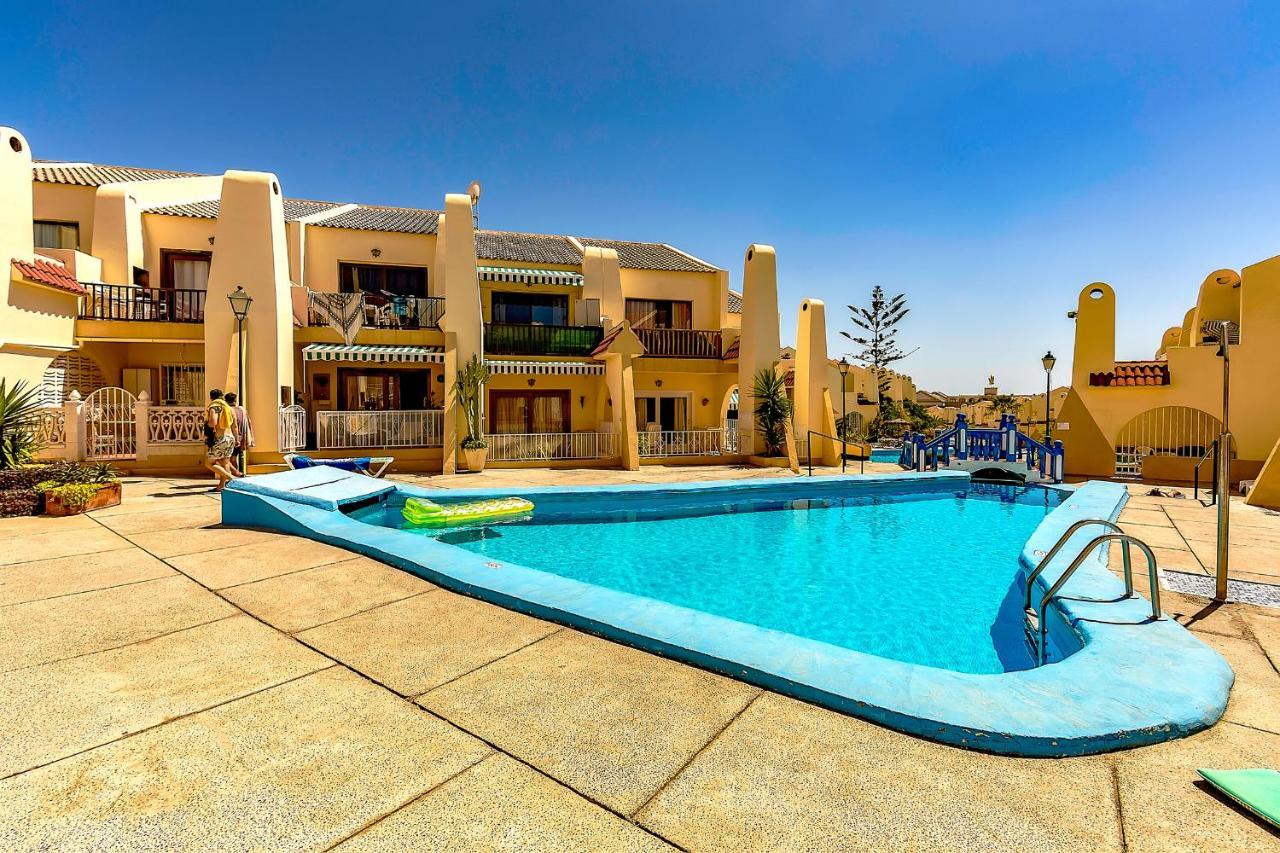 & Refreshing Pool Holidays Air-conditioning , *