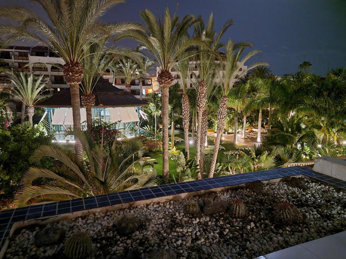 Studio No 2 Just 100 To And Sea, Large Terrace, Heated Pool, Wifi, Aircondition For A Fee * Playa de las Américas