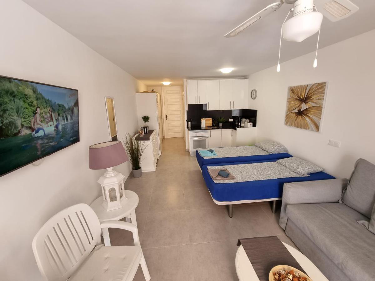 Studio No 2 Just 100 To And Sea, Large Terrace, Heated Pool, Wifi, Aircondition For A Fee * Playa de las Américas