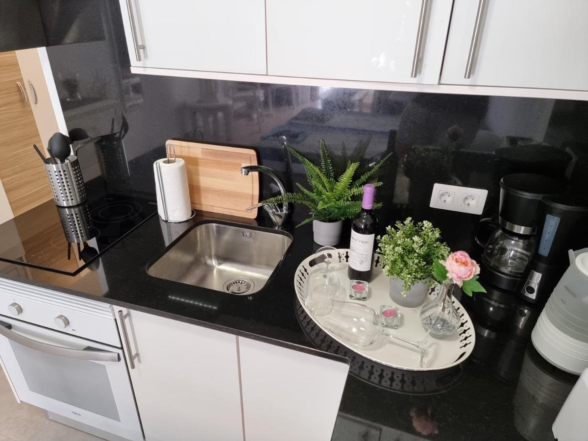 Studio No 2 Just 100 To And Sea, Large Terrace, Heated Pool, Wifi, Aircondition For A Fee * Playa de las Americas (Tenerife)