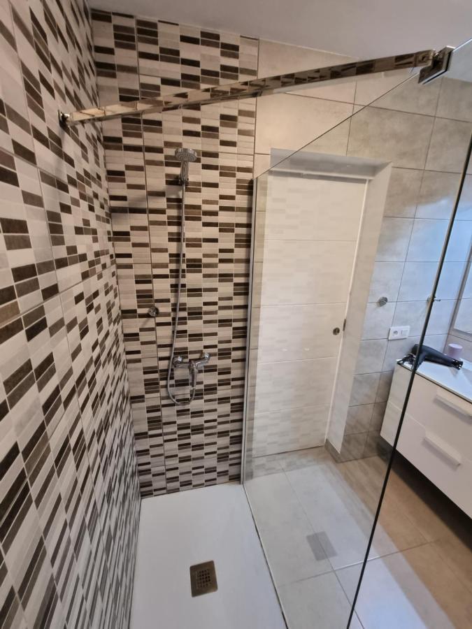 Studio No 2 Just 100 To And Sea, Large Terrace, Heated Pool, Wifi, Aircondition For A Fee Appartement