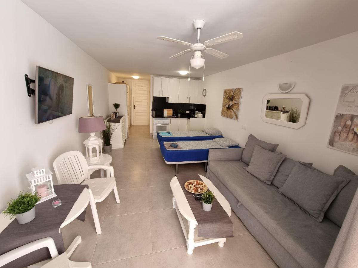 Studio No 2 Just 100 To And Sea, Large Terrace, Heated Pool, Wifi, Aircondition For A Fee Playa de las Américas
