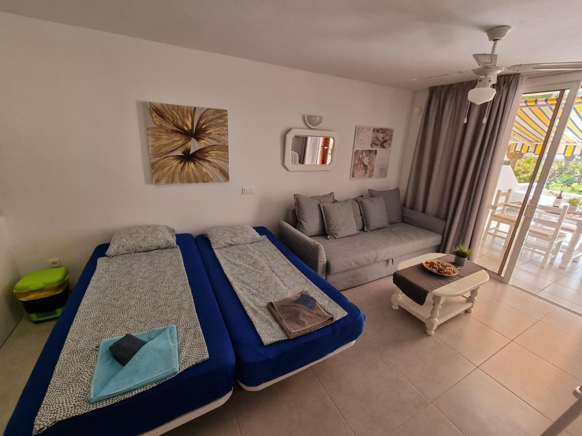 Studio No 2 Just 100 To And Sea, Large Terrace, Heated Pool, Wifi, Aircondition For A Fee *