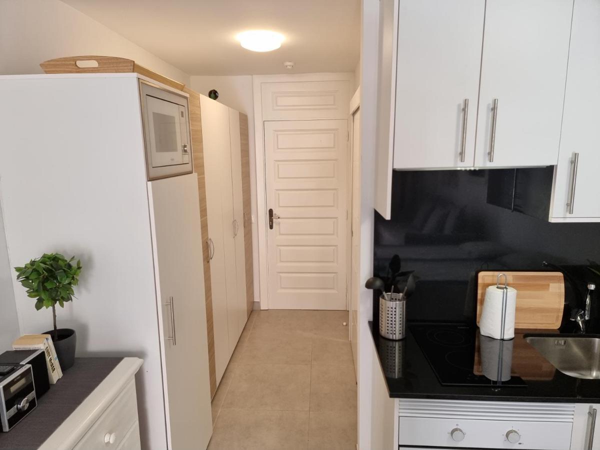 Studio No 2 Just 100 To And Sea, Large Terrace, Heated Pool, Wifi, Aircondition For A Fee Appartement *
