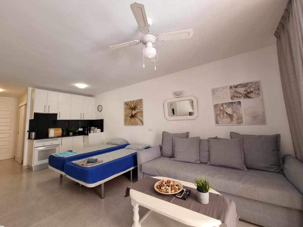 Studio No 2 Just 100 To And Sea, Large Terrace, Heated Pool, Wifi, Aircondition For A Fee Appartement Playa de las Américas