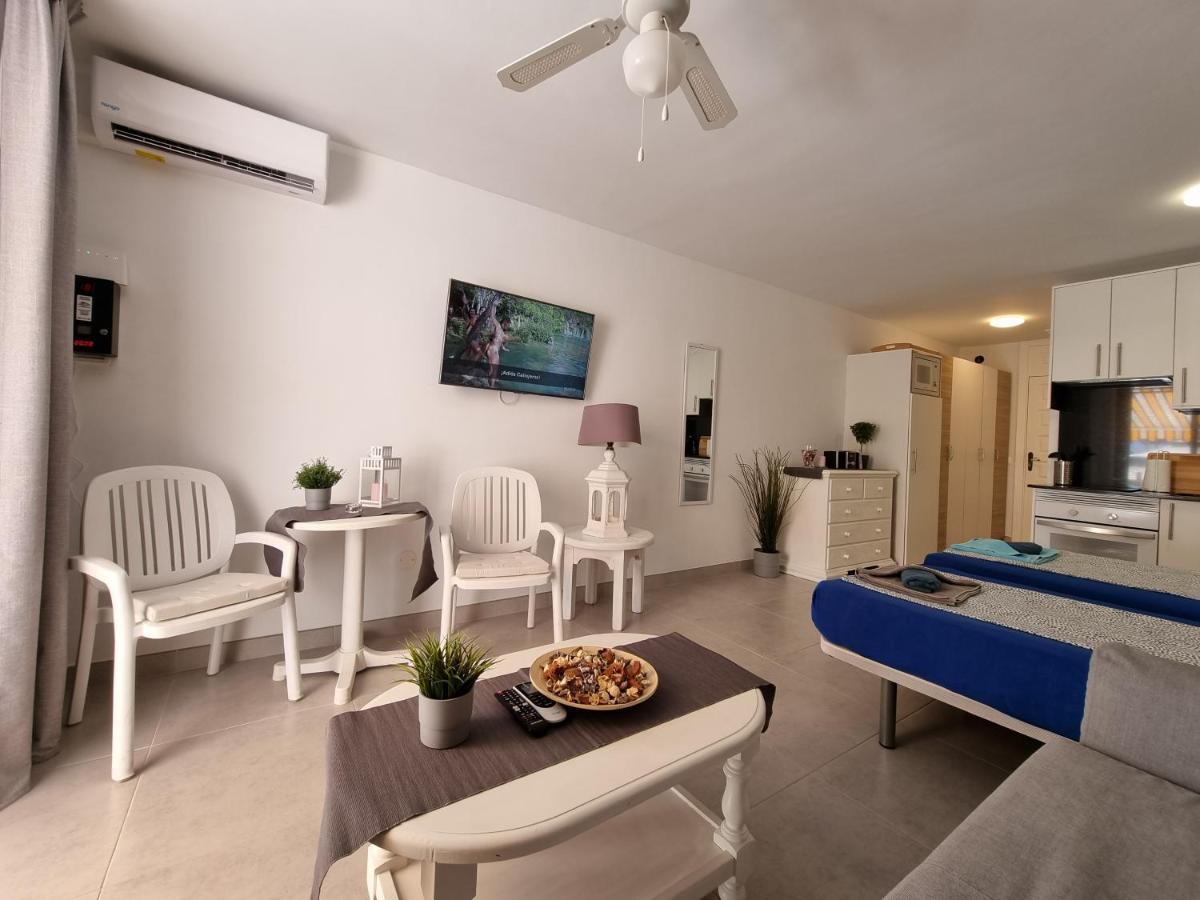 Studio No 2 Just 100 To And Sea, Large Terrace, Heated Pool, Wifi, Aircondition For A Fee *