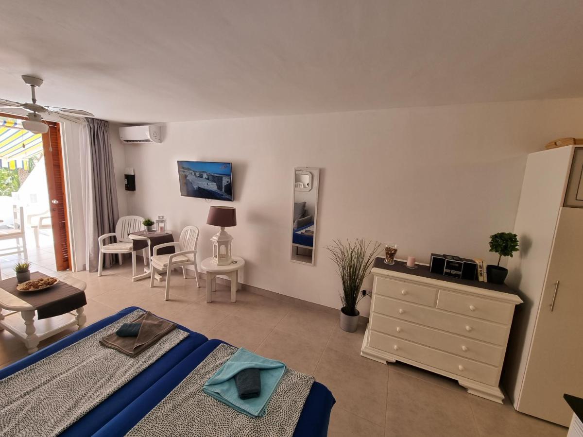Appartement Studio No 2 Just 100 To And Sea, Large Terrace, Heated Pool, Wifi, Aircondition For A Fee Playa de las Américas