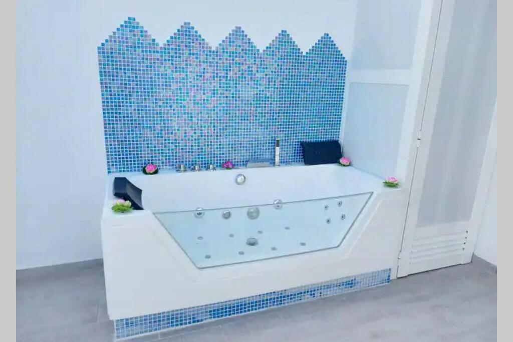 Appartement Jacuzzi Suite, Pakito