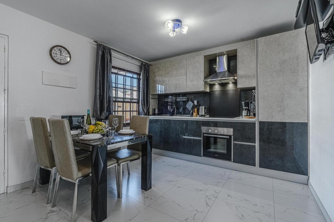 Amazing 3 Bedroom On The First Line Of The Americas Beach, Air Conditioner And Terrace Ocean View Appartement Playa de las Américas