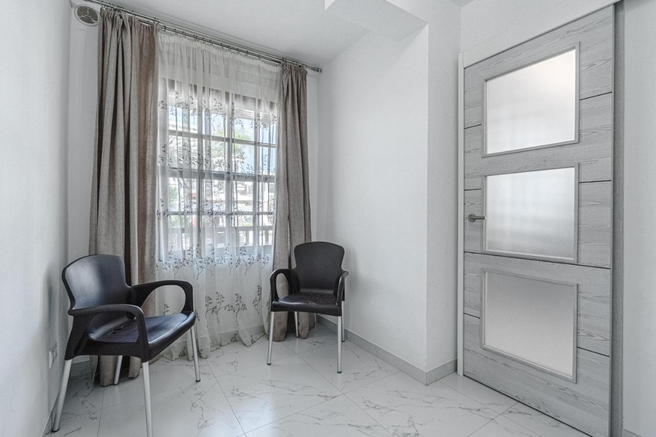 Amazing 3 Bedroom On The First Line Of The Americas Beach, Air Conditioner And Terrace Ocean View Appartement