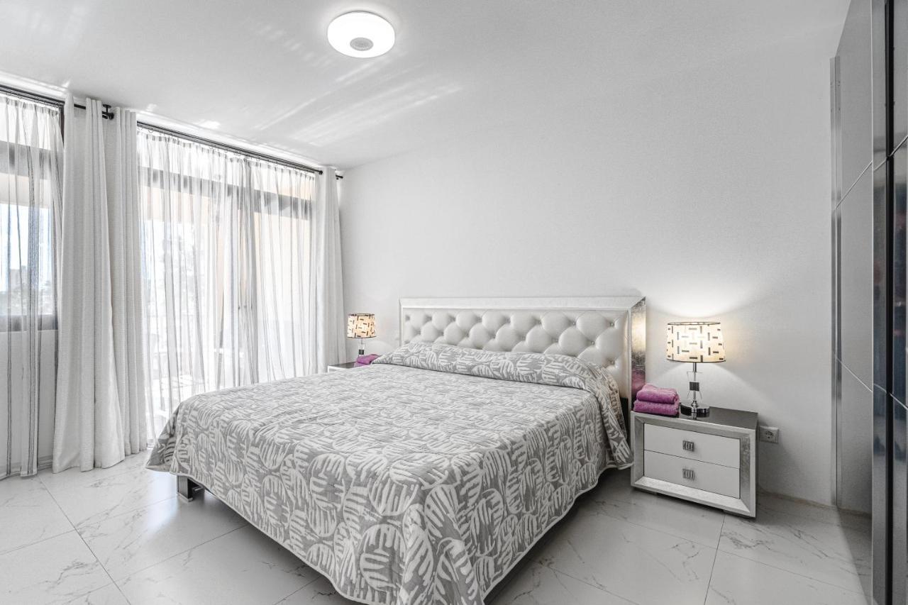 Amazing 3 Bedroom On The First Line Of The Americas Beach, Air Conditioner And Terrace Ocean View Appartement Playa de las Américas