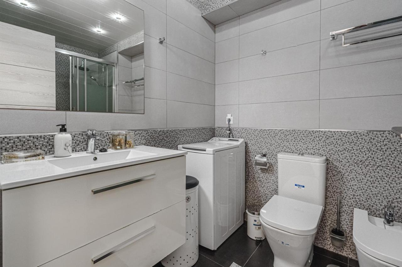 Amazing 3 Bedroom On The First Line Of The Americas Beach, Air Conditioner And Terrace Ocean View * Playa de las Américas