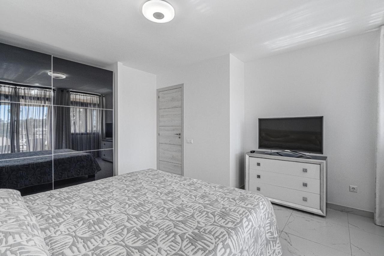 Appartement Amazing 3 Bedroom On The First Line Of The Americas Beach, Air Conditioner And Terrace Ocean View