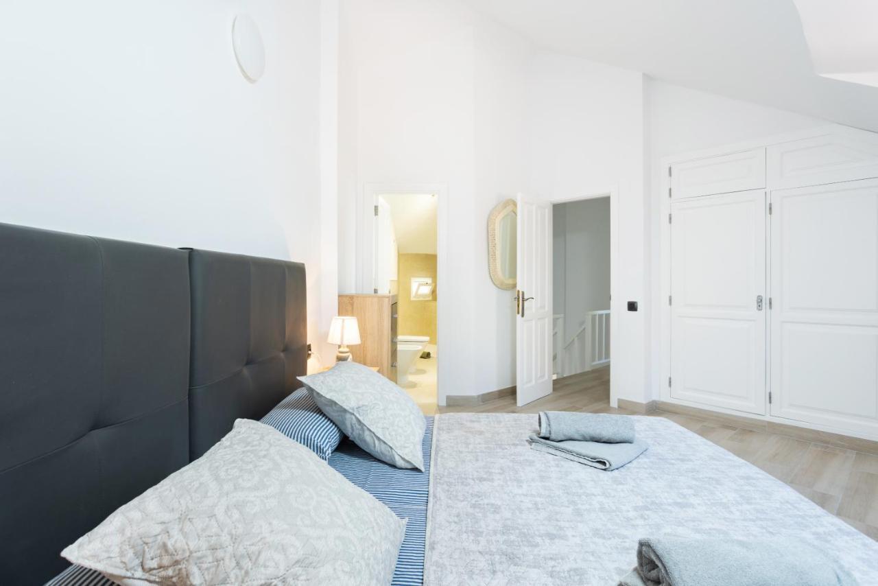 Exclusive Attic Vistas: Seaside Retreat With Heated Pool Apartment Arona (Tenerife)