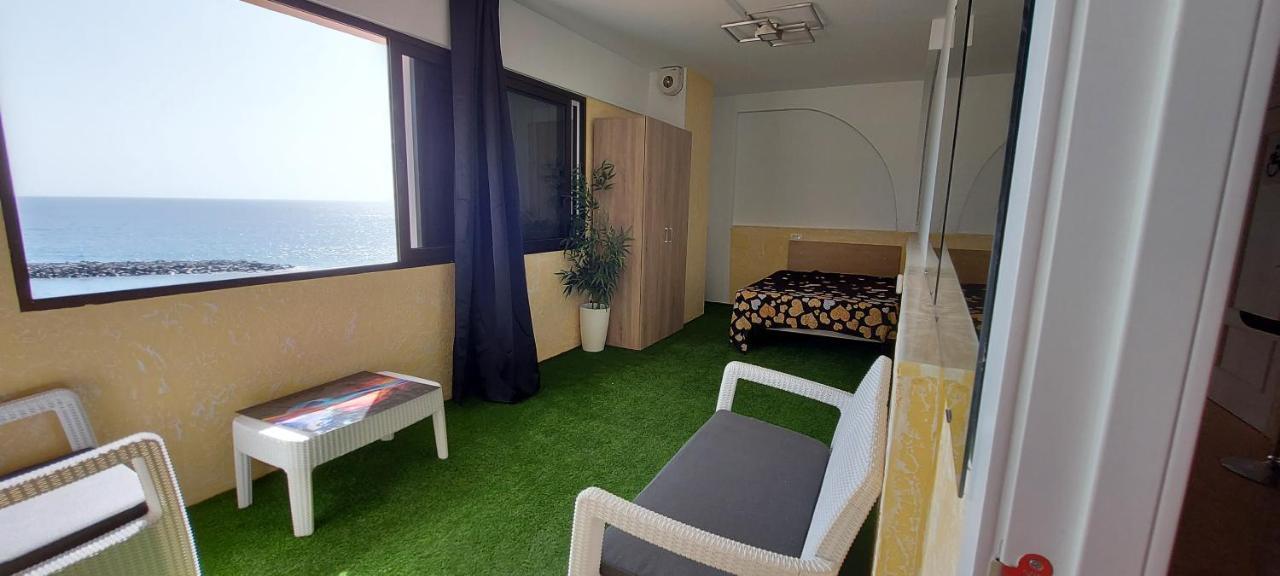 First Line Of The Ocean, 3 Bedrooms & Free Wifi Holiday home *