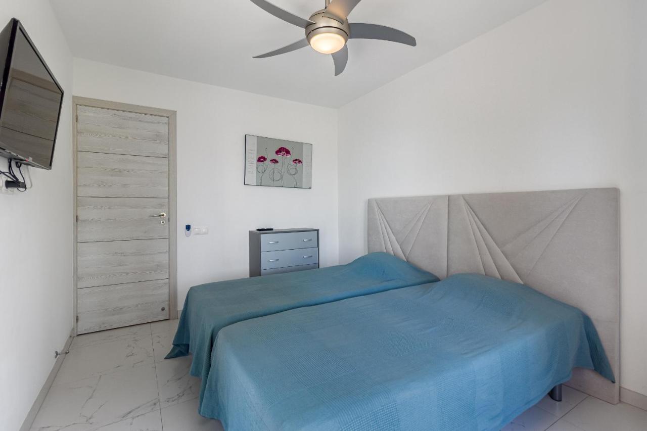 Amazing 3 Bedroom On The First Line Of The Americas Beach, Air Conditioner And Terrace Ocean View Appartement *