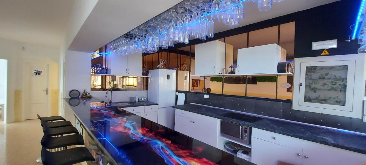 First Line Of The Ocean, 3 Bedrooms & Free Wifi Holiday home *