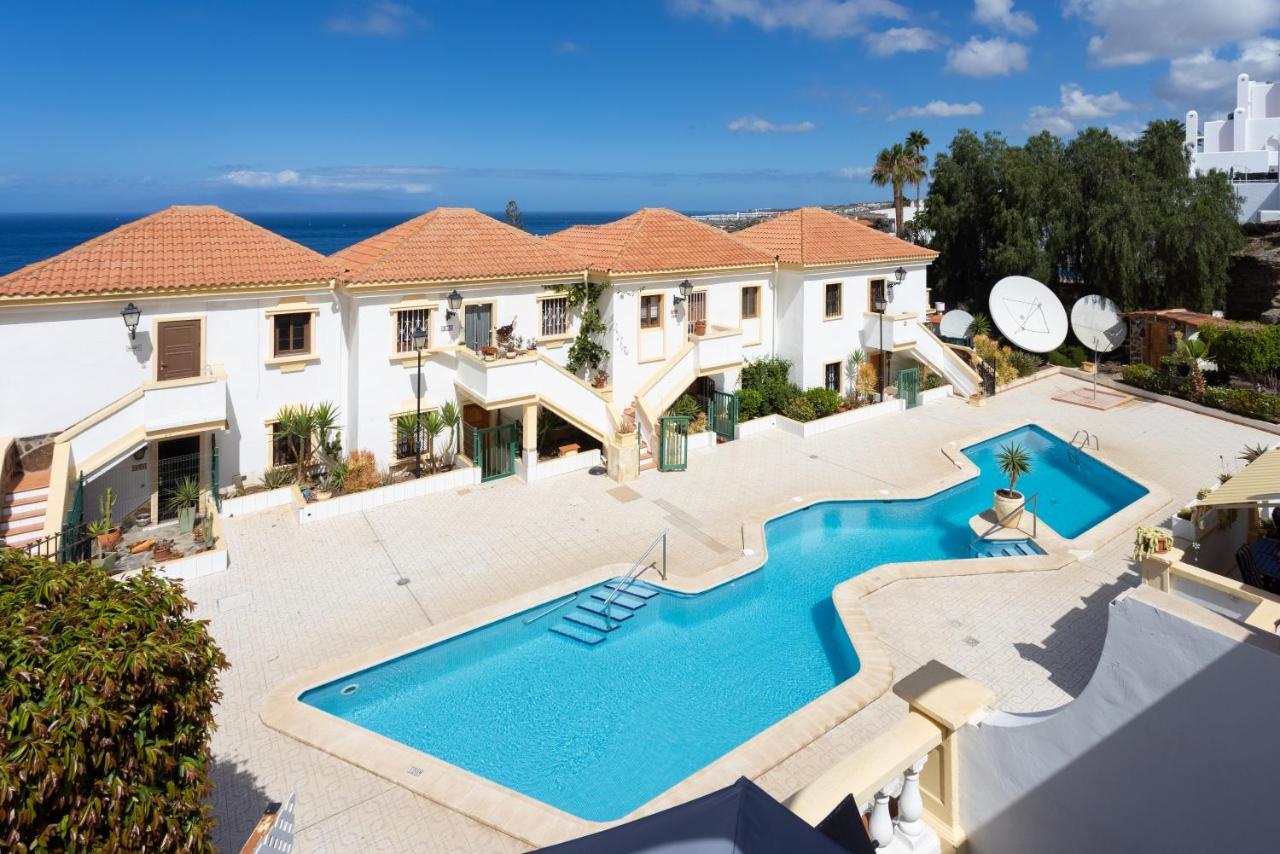 Stylish Design W Ocean & Pool View, King Size Bed, Wifi,2 Smart Tv, Street Parking, 2 Pools Access Apartment